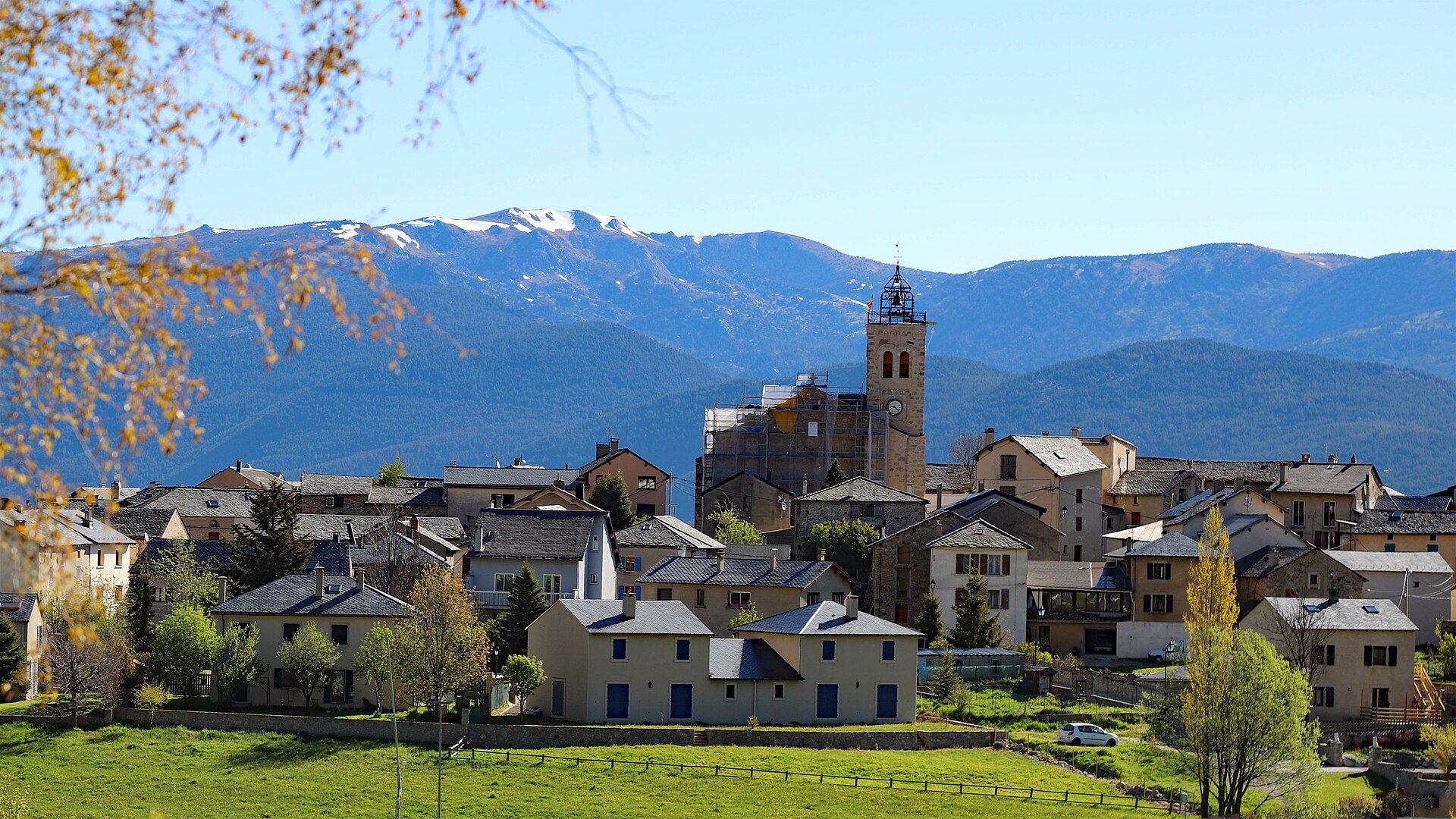 Les Angles village